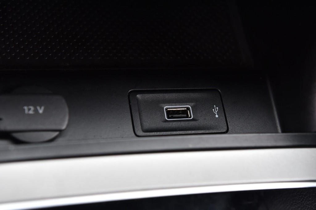 Volkswagen Passat Vehicle Full-screen Gallery Image 16