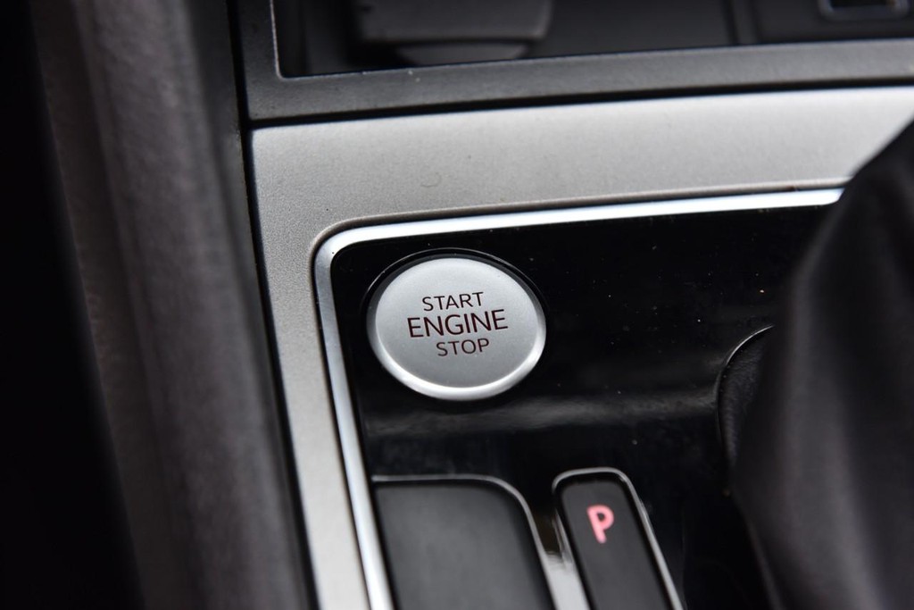 Volkswagen Passat Vehicle Full-screen Gallery Image 17