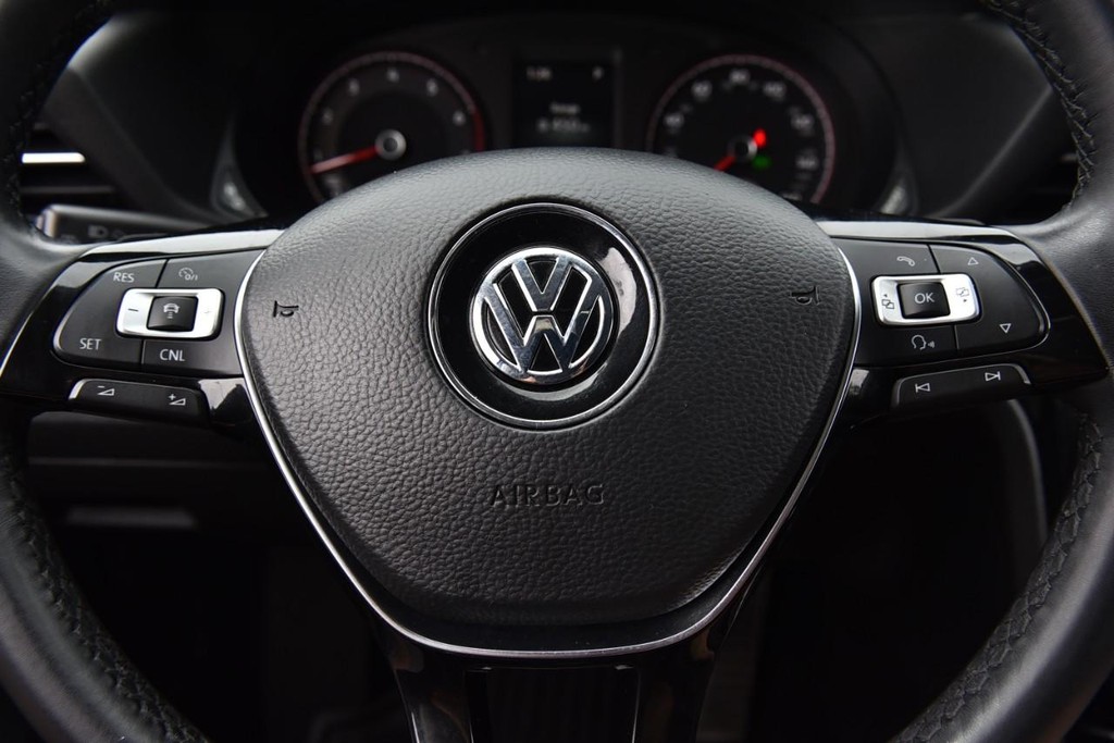 Volkswagen Passat Vehicle Full-screen Gallery Image 19