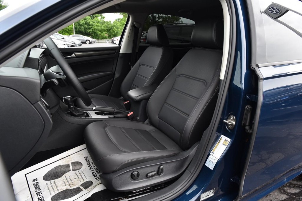 Volkswagen Passat Vehicle Full-screen Gallery Image 20