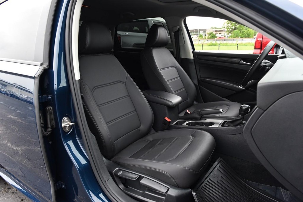 Volkswagen Passat Vehicle Full-screen Gallery Image 21