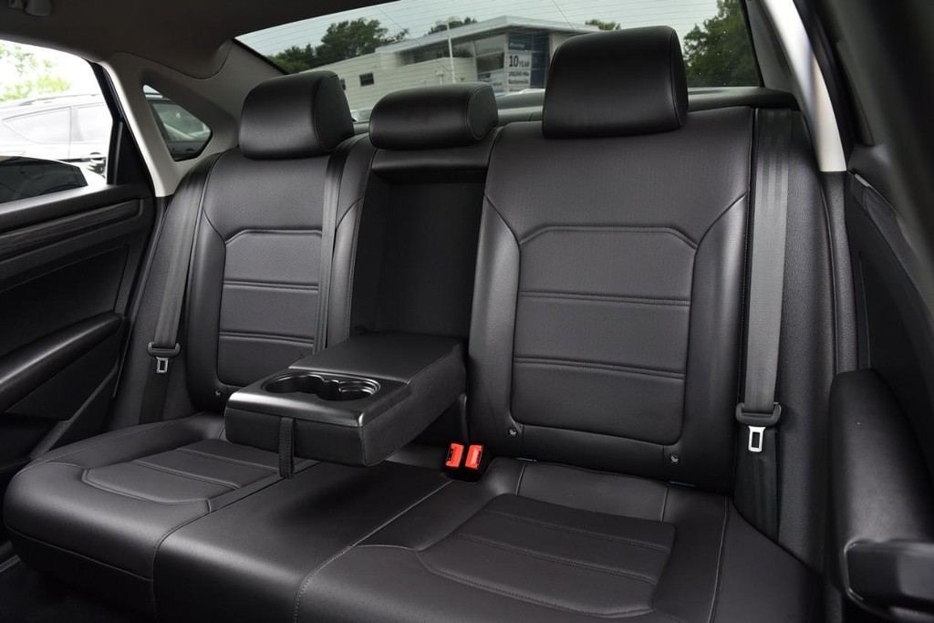 Volkswagen Passat Vehicle Full-screen Gallery Image 23