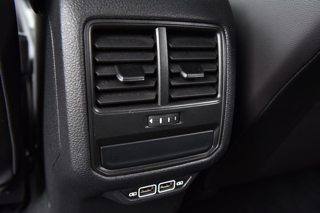 Volkswagen Passat Vehicle Full-screen Gallery Image 24