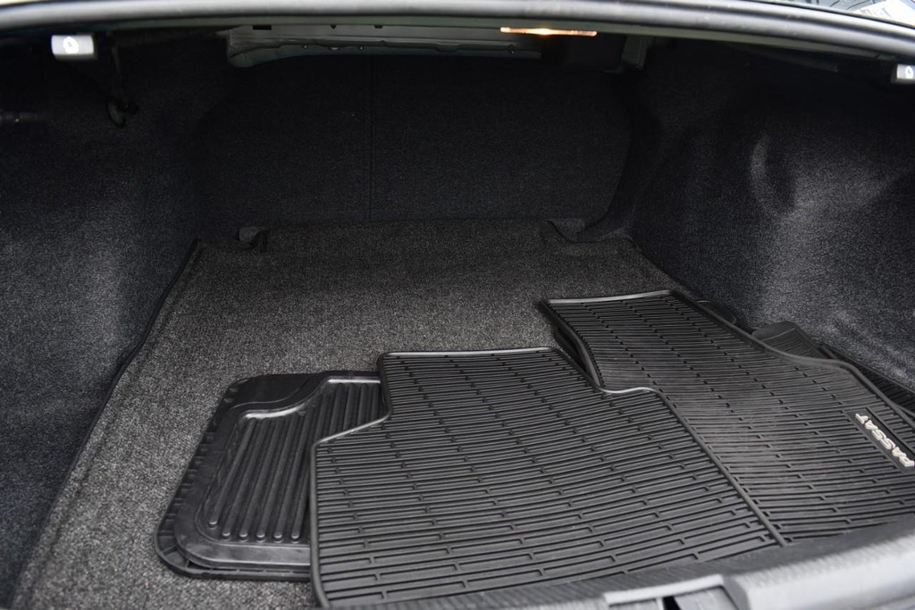 Volkswagen Passat Vehicle Full-screen Gallery Image 25