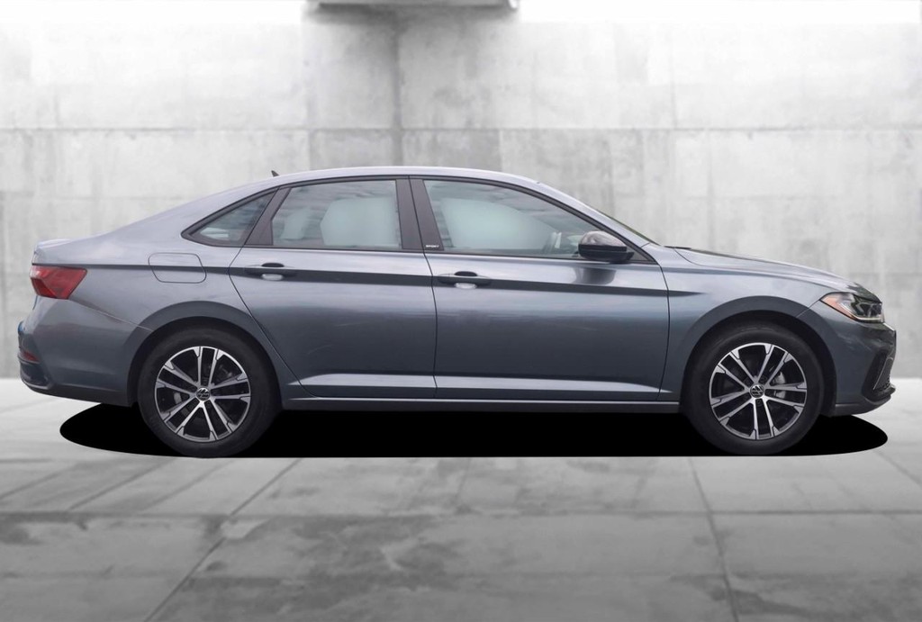 Volkswagen Jetta Vehicle Full-screen Gallery Image 5