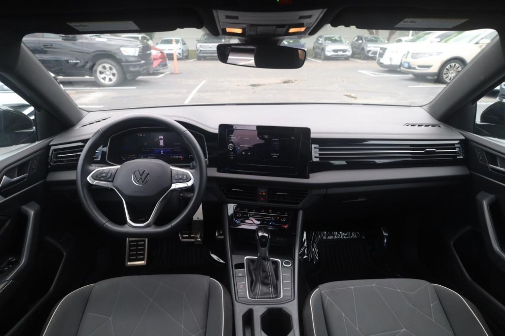Volkswagen Jetta Vehicle Full-screen Gallery Image 7