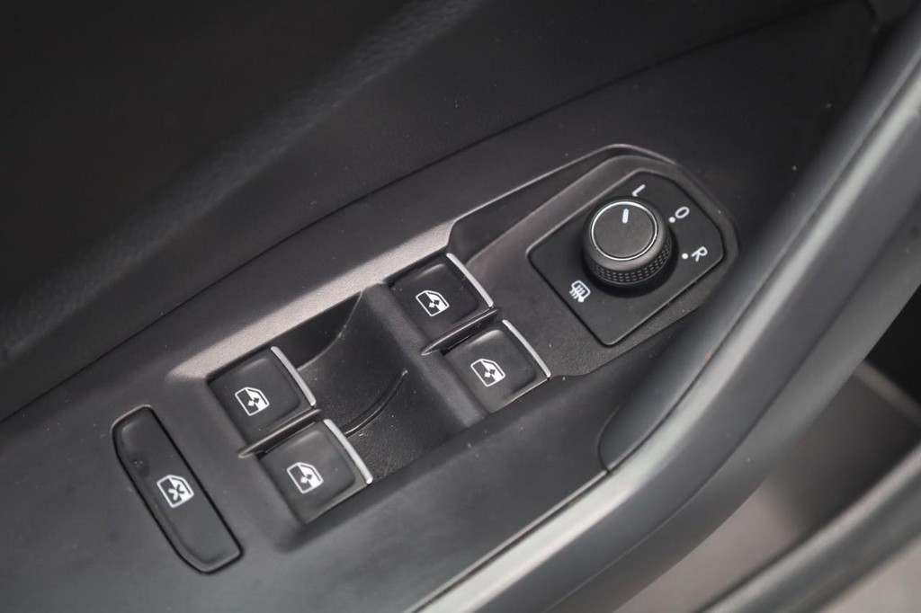 Volkswagen Jetta Vehicle Full-screen Gallery Image 11