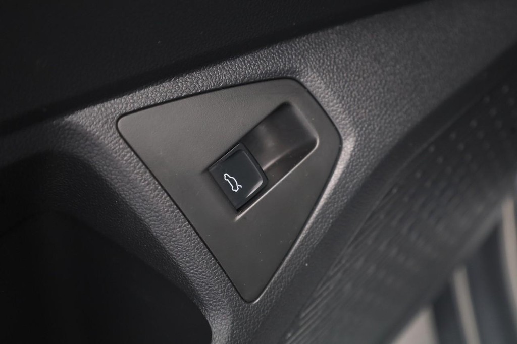 Volkswagen Jetta Vehicle Full-screen Gallery Image 12