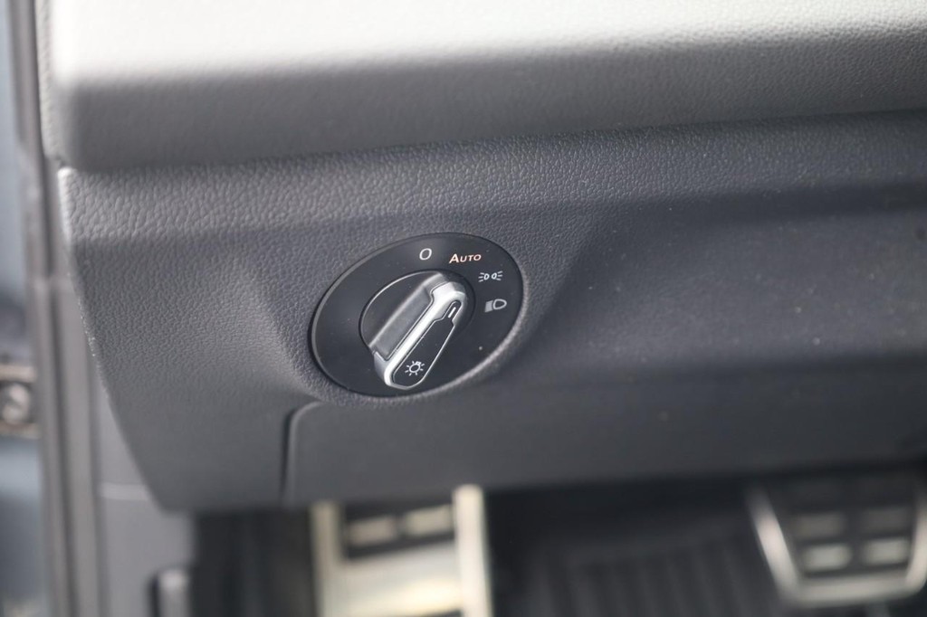 Volkswagen Jetta Vehicle Full-screen Gallery Image 13