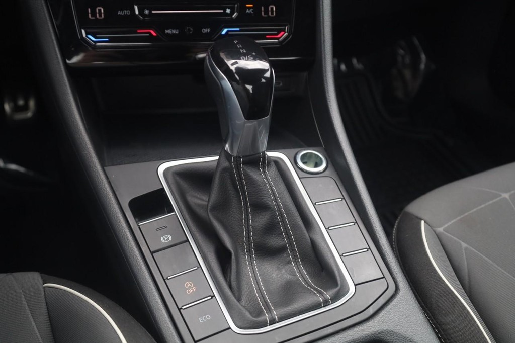 Volkswagen Jetta Vehicle Full-screen Gallery Image 19