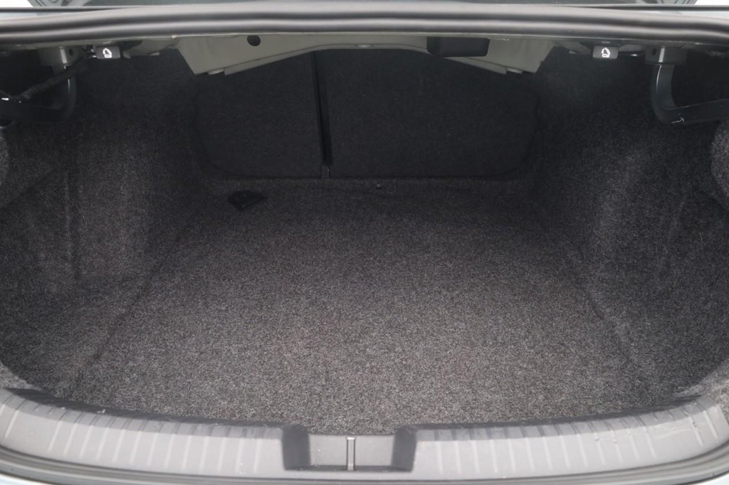 Volkswagen Jetta Vehicle Full-screen Gallery Image 21
