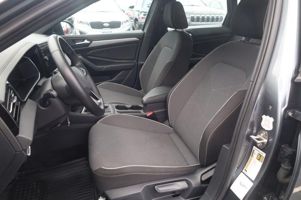 Volkswagen Jetta Vehicle Full-screen Gallery Image 22