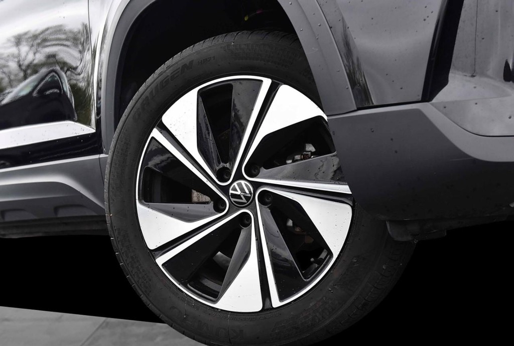 Volkswagen Taos Vehicle Full-screen Gallery Image 3