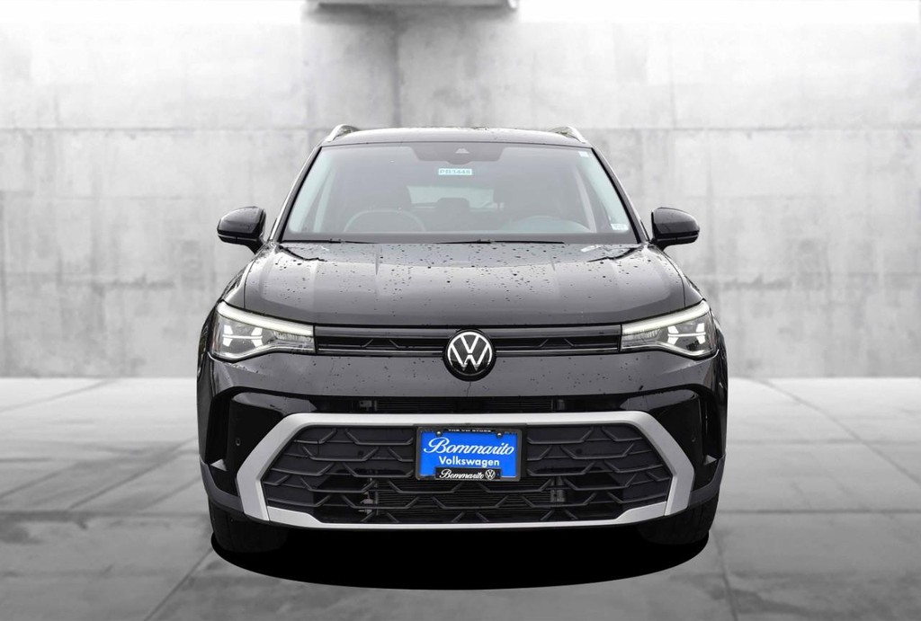 Volkswagen Taos Vehicle Full-screen Gallery Image 4