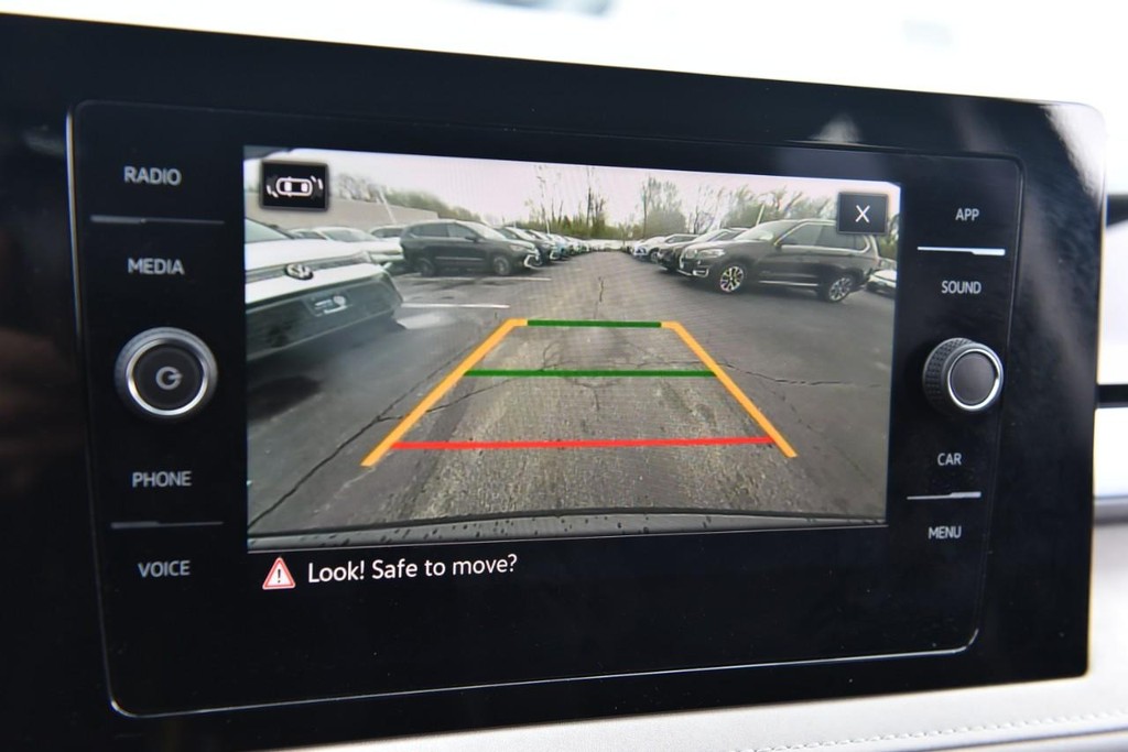 Volkswagen Taos Vehicle Full-screen Gallery Image 12