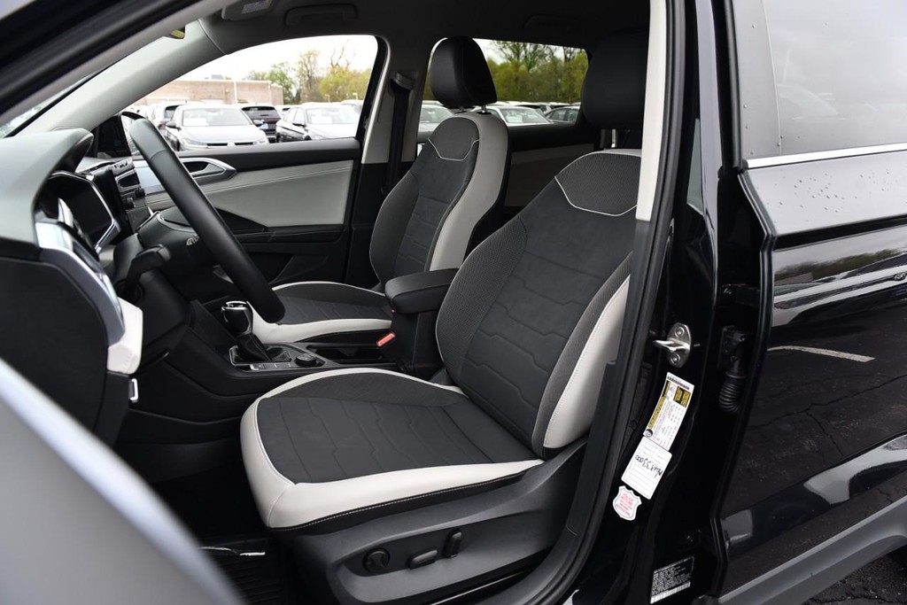 Volkswagen Taos Vehicle Full-screen Gallery Image 19