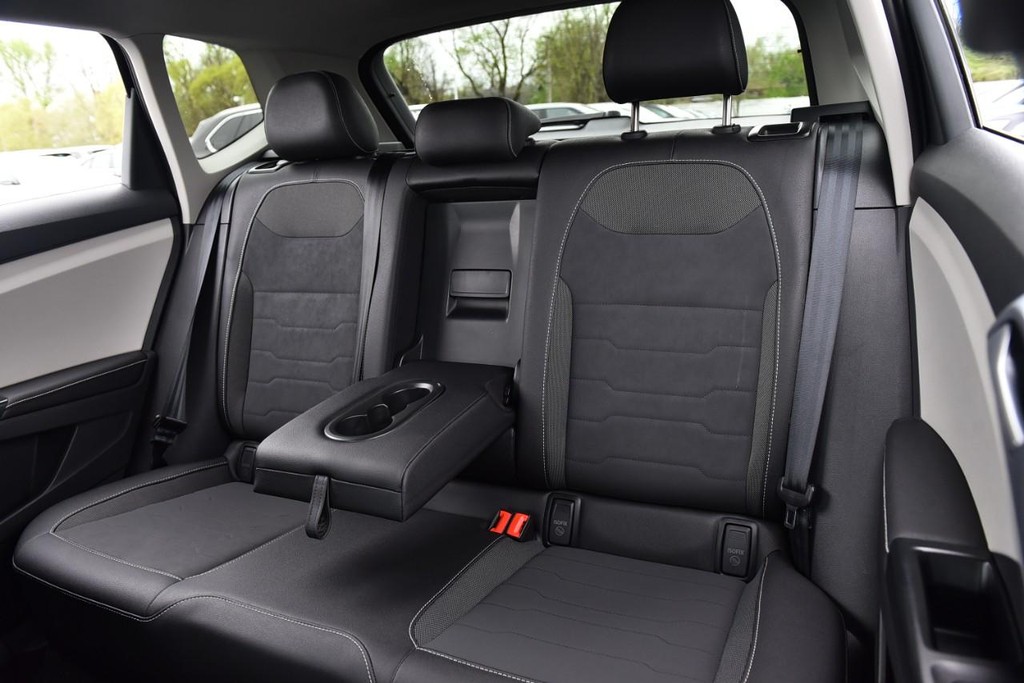 Volkswagen Taos Vehicle Full-screen Gallery Image 21