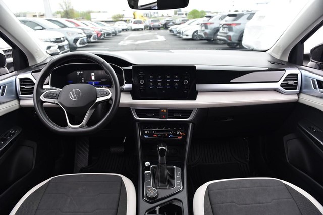 Volkswagen Taos Vehicle Image 07