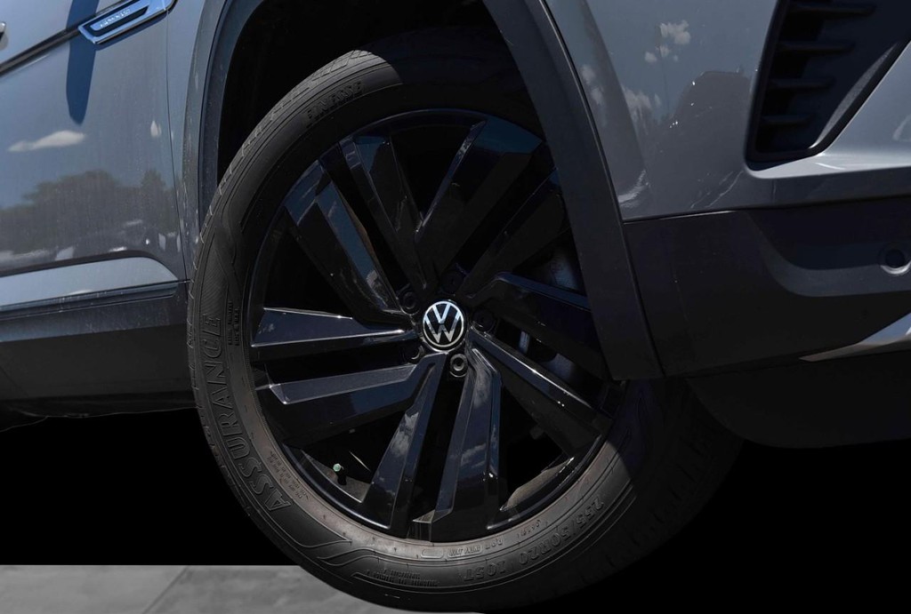 Volkswagen Atlas Cross Sport Vehicle Full-screen Gallery Image 3