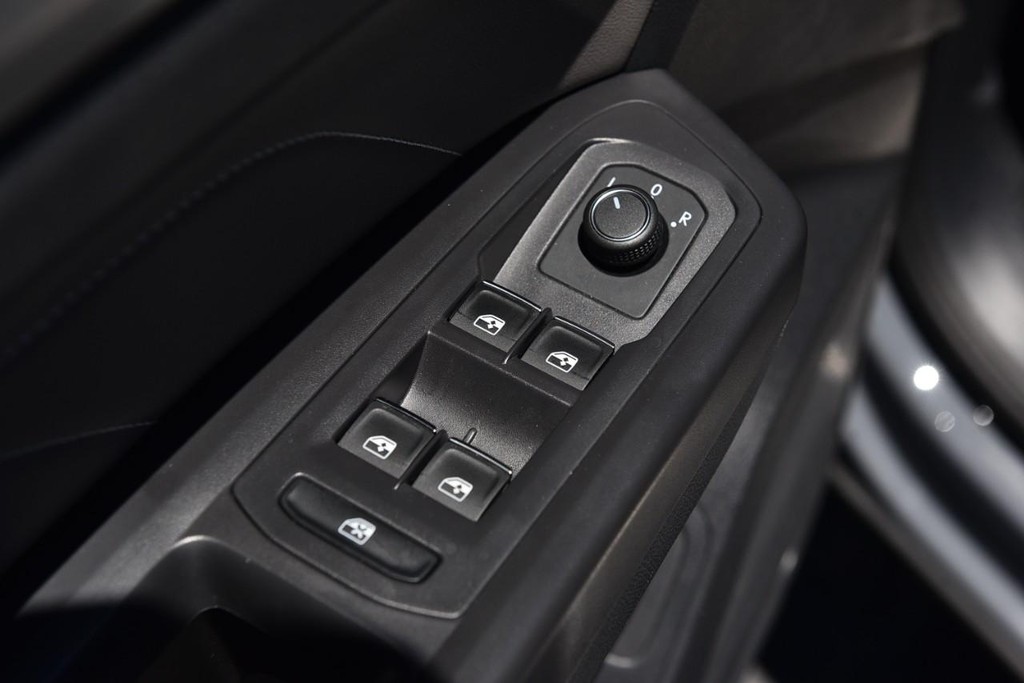 Volkswagen Atlas Cross Sport Vehicle Full-screen Gallery Image 8