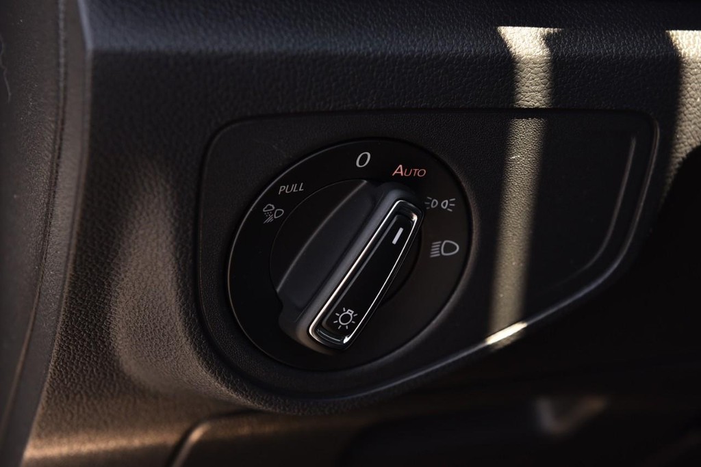 Volkswagen Atlas Cross Sport Vehicle Full-screen Gallery Image 11