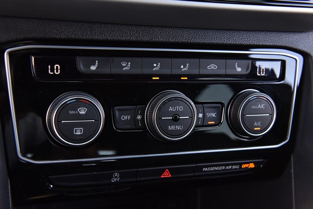 Volkswagen Atlas Cross Sport Vehicle Full-screen Gallery Image 15