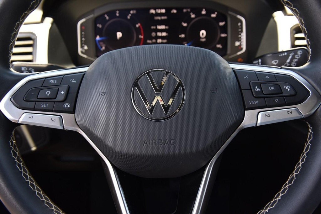 Volkswagen Atlas Cross Sport Vehicle Full-screen Gallery Image 18