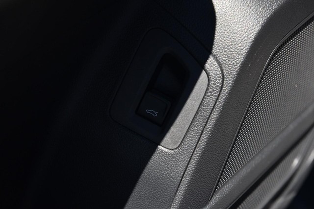 Volkswagen Atlas Cross Sport Vehicle Image 09