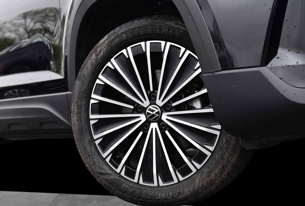 Volkswagen Taos Vehicle Full-screen Gallery Image 3