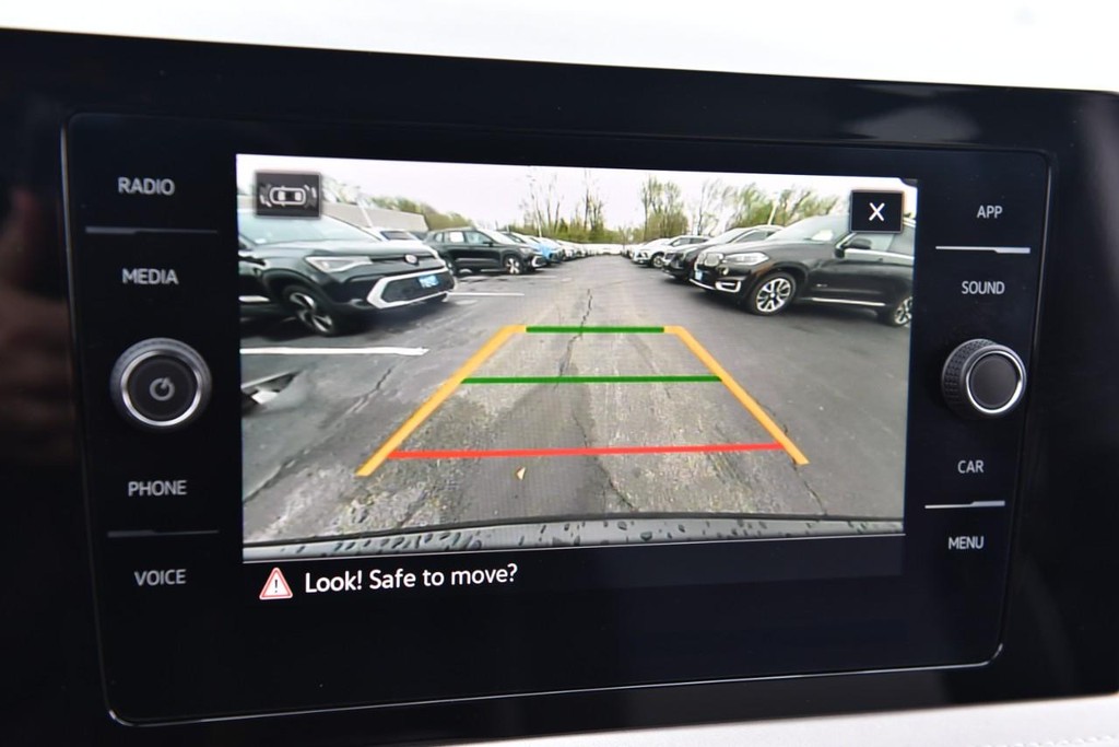 Volkswagen Taos Vehicle Full-screen Gallery Image 12