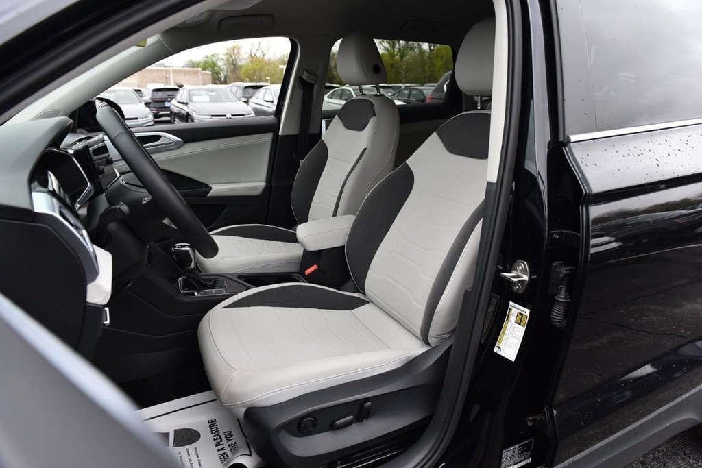 Volkswagen Taos Vehicle Full-screen Gallery Image 19