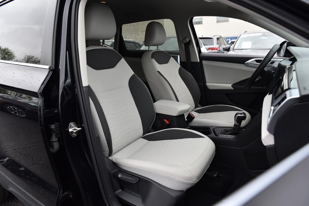 Volkswagen Taos Vehicle Full-screen Gallery Image 20
