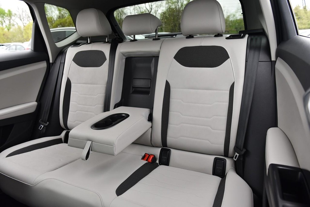 Volkswagen Taos Vehicle Full-screen Gallery Image 21