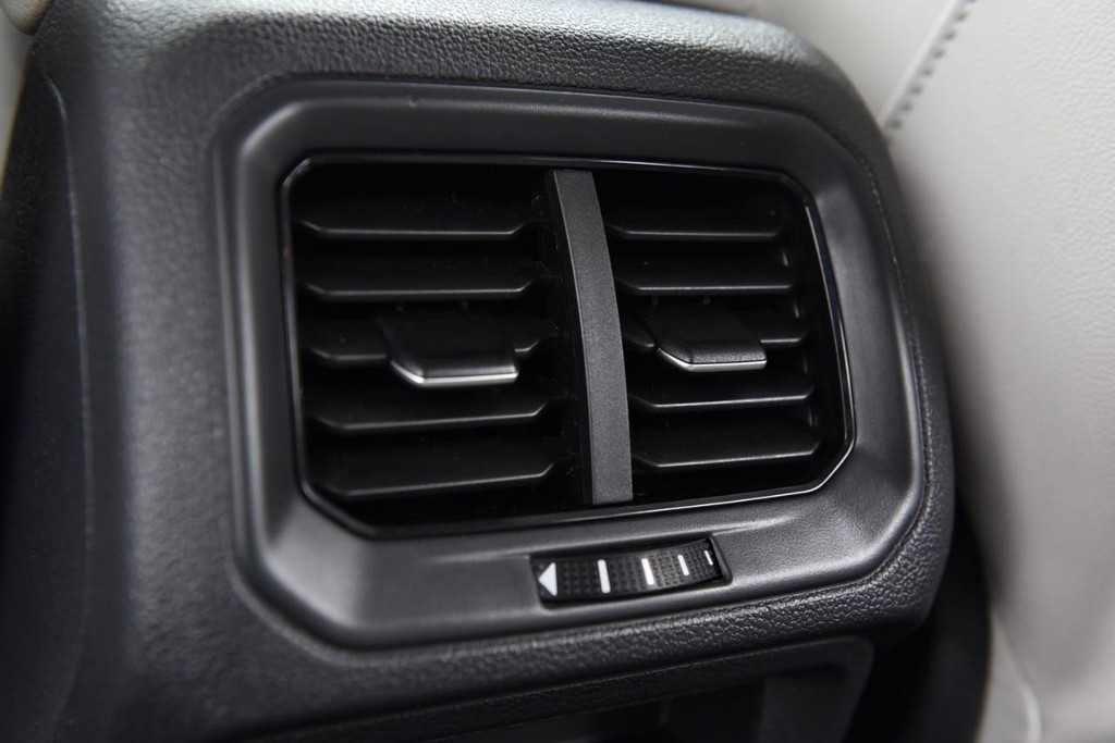 Volkswagen Taos Vehicle Full-screen Gallery Image 22