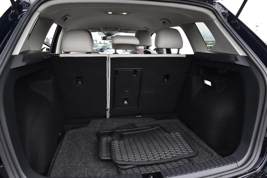 Volkswagen Taos Vehicle Full-screen Gallery Image 24