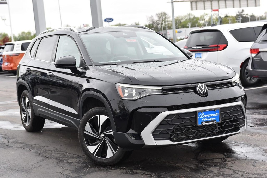 Volkswagen Taos Vehicle Full-screen Gallery Image 2