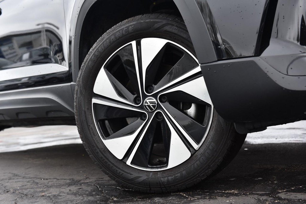 Volkswagen Taos Vehicle Full-screen Gallery Image 3
