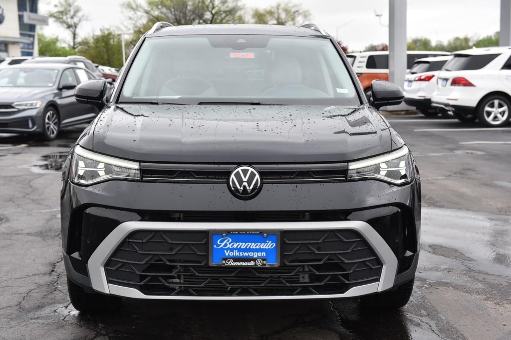 Volkswagen Taos Vehicle Full-screen Gallery Image 4