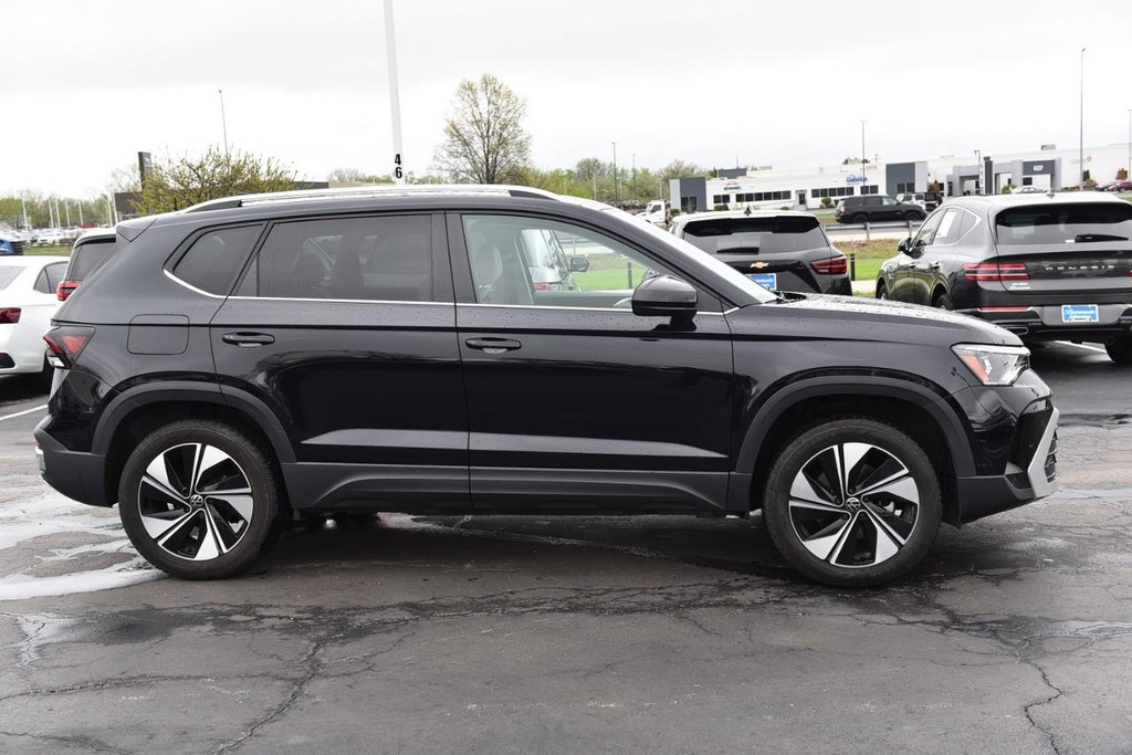 Volkswagen Taos Vehicle Full-screen Gallery Image 5