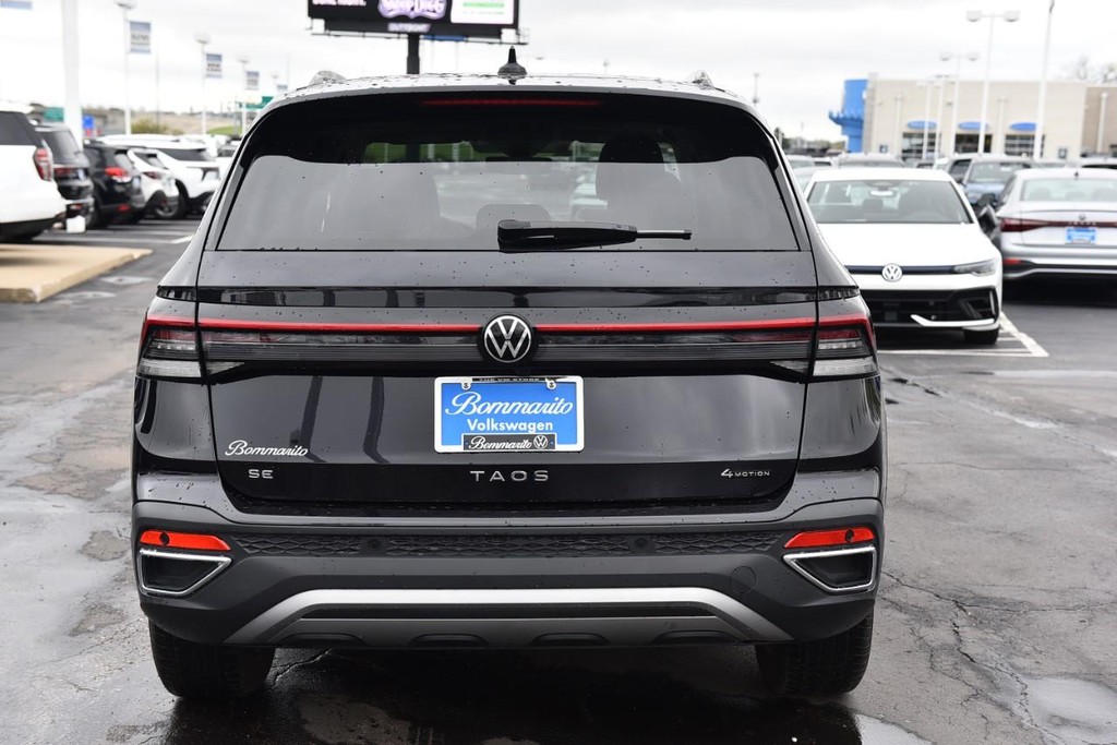 Volkswagen Taos Vehicle Full-screen Gallery Image 6