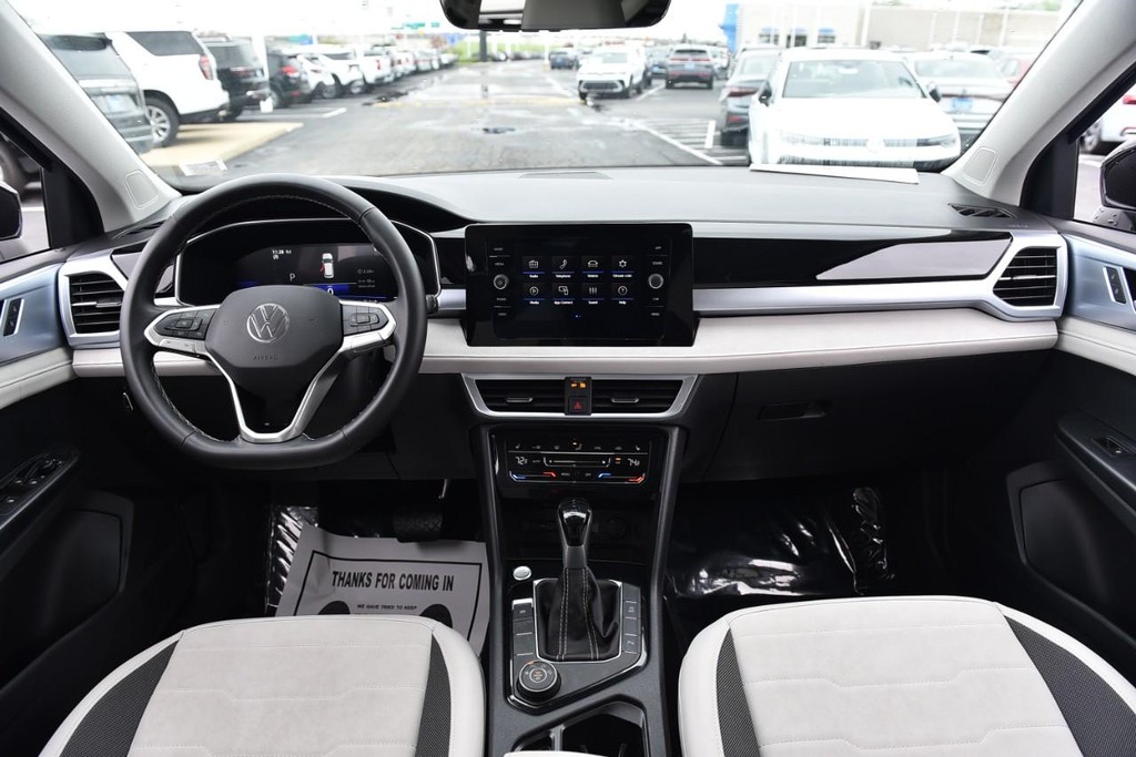 Volkswagen Taos Vehicle Full-screen Gallery Image 7