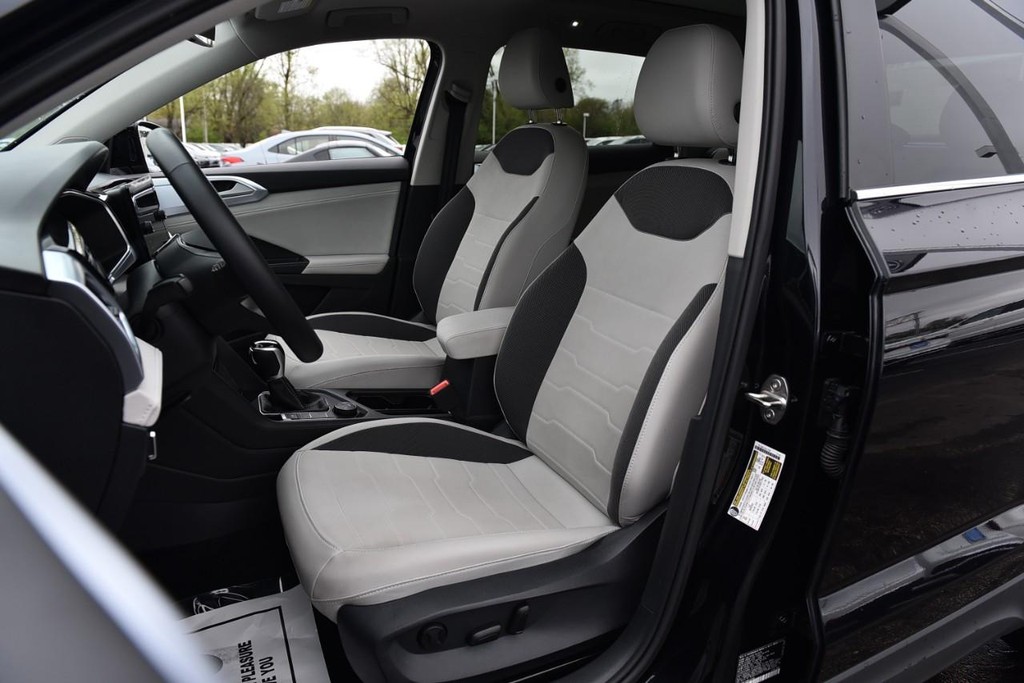 Volkswagen Taos Vehicle Full-screen Gallery Image 20