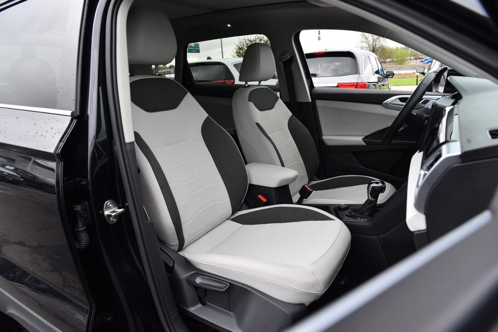 Volkswagen Taos Vehicle Full-screen Gallery Image 21
