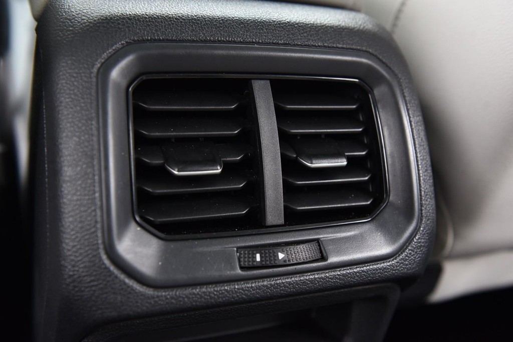 Volkswagen Taos Vehicle Full-screen Gallery Image 24