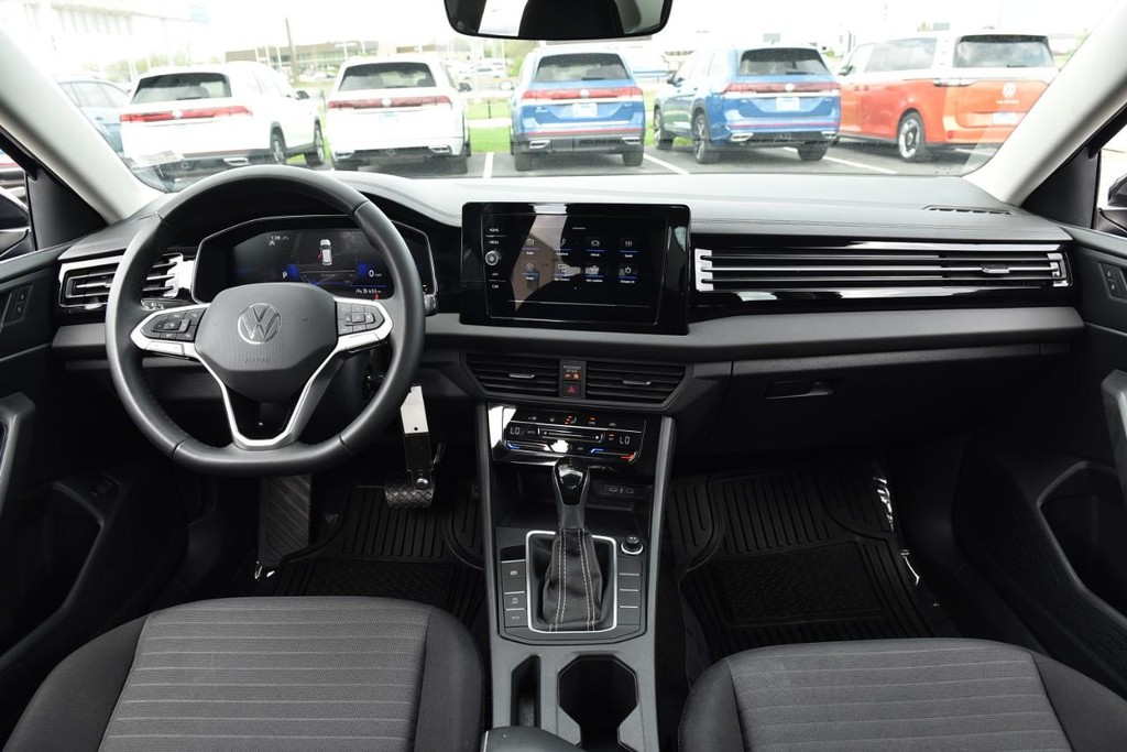 Volkswagen Jetta Vehicle Full-screen Gallery Image 7