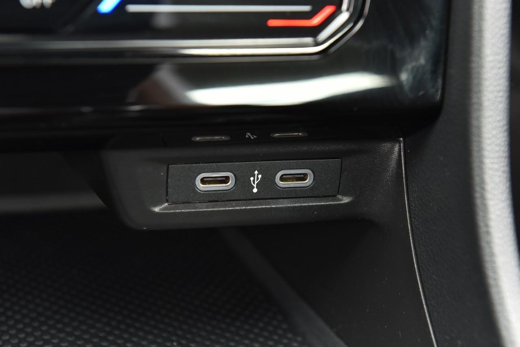 Volkswagen Jetta Vehicle Full-screen Gallery Image 16