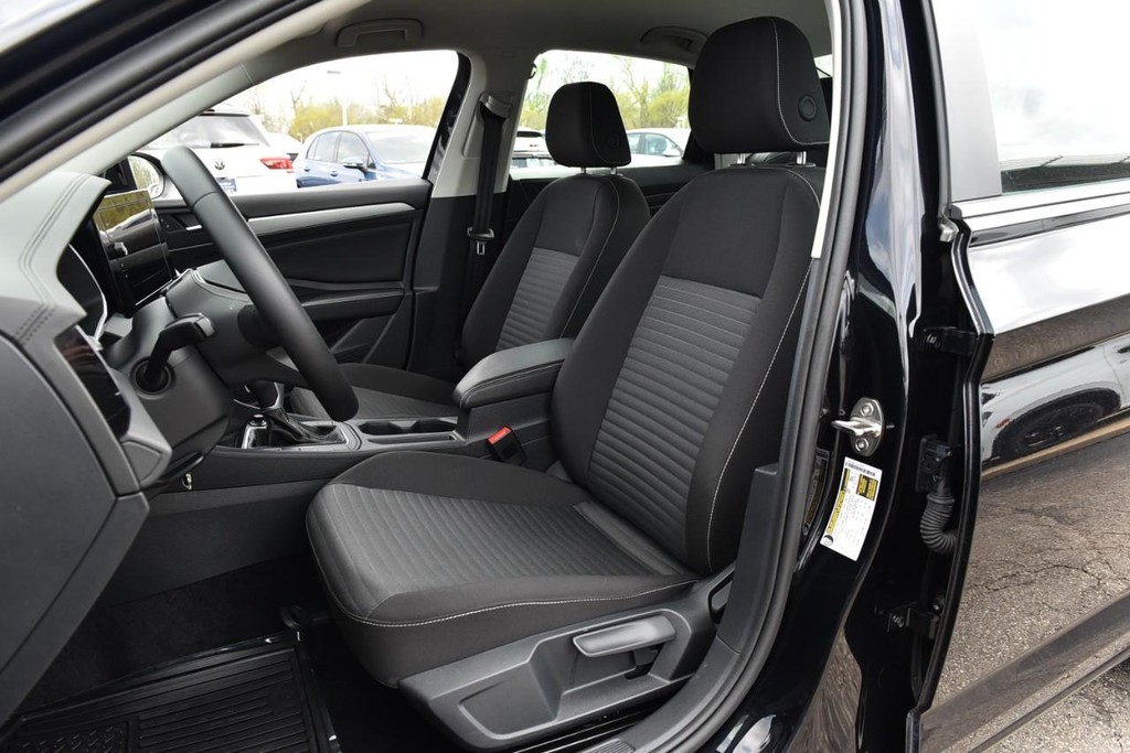 Volkswagen Jetta Vehicle Full-screen Gallery Image 19