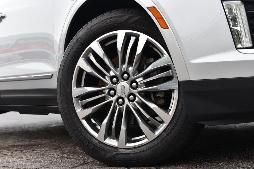 Cadillac XT5 Vehicle Full-screen Gallery Image 03