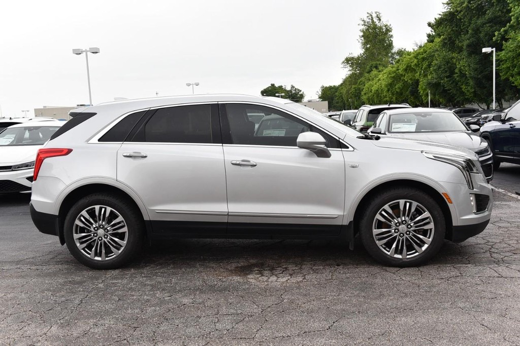 Cadillac XT5 Vehicle Full-screen Gallery Image 05