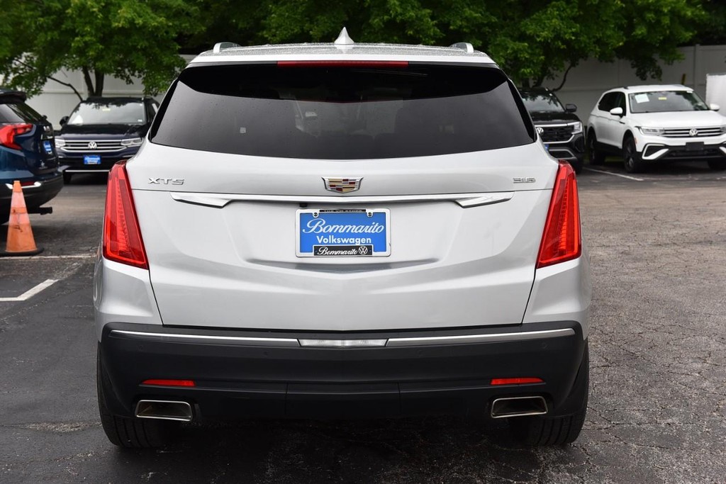 Cadillac XT5 Vehicle Full-screen Gallery Image 06